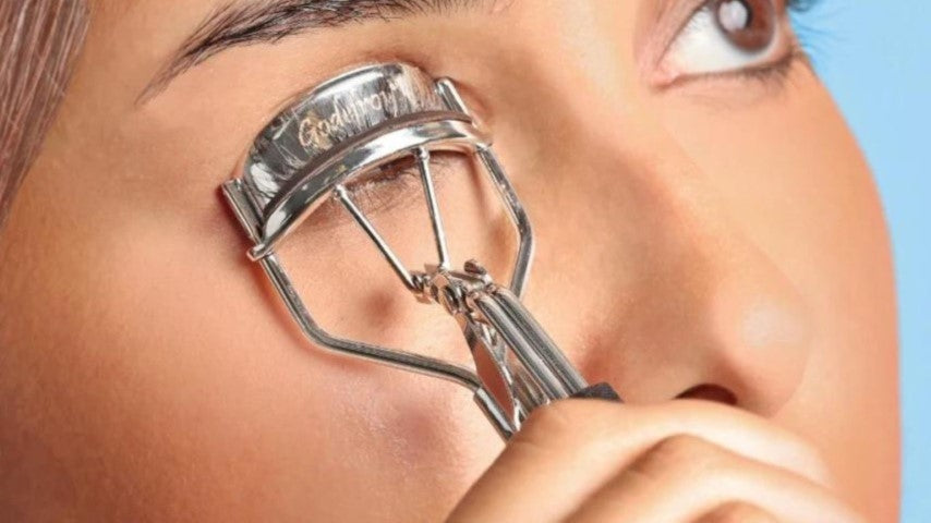 Woman using Godefroy beauty eyelash culler