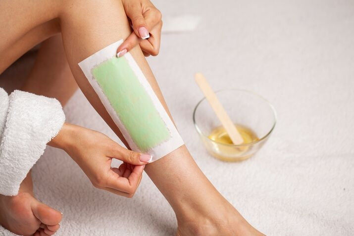 women waxing leg