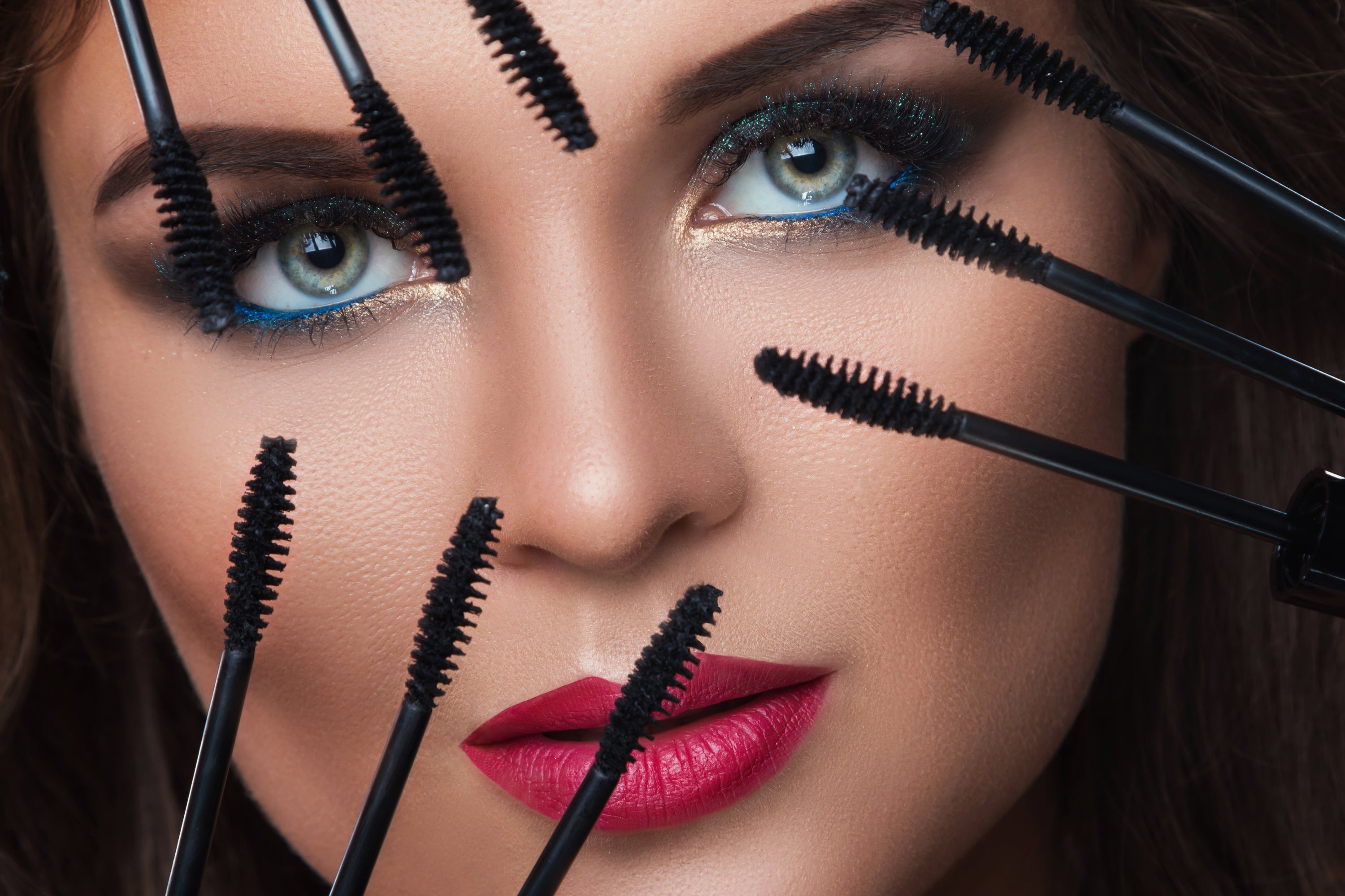 woman with many mascara wands